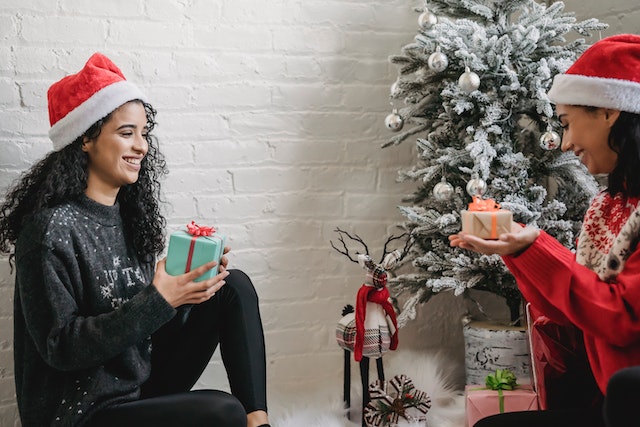 pre-lit-artificial-christmas-tree-buying-guide