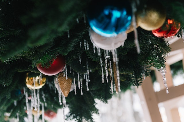 buffalo-plaid-with-artificial-wreaths-and-garlands