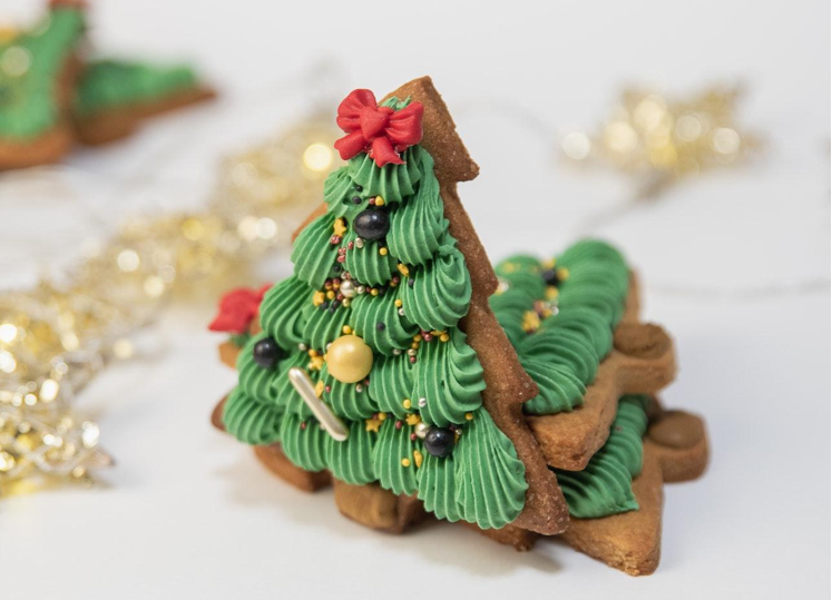 Magical Music-Inspired Christmas Decorations: Cheap Trees and Gold Ornaments